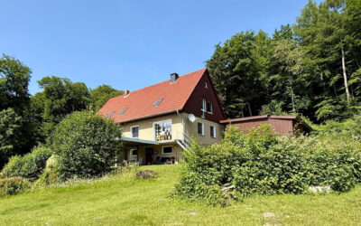 Landleben pur: Zweifamilienhaus in Alleinlage mit Freiheit für Mensch & Tier