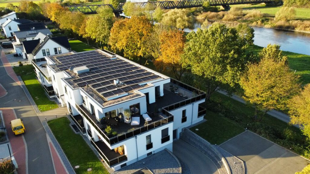 Neubau Fritz-Saacke-Straße 16 in Emmerthal aus der Luft, direkt an der Weser